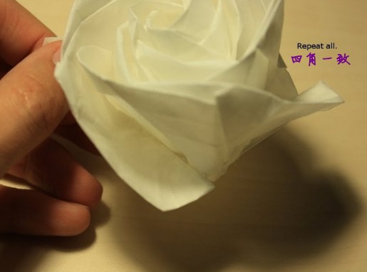 现在卷曲的制作使得折纸玫瑰花成为我们喜欢看到的那种漂亮样式