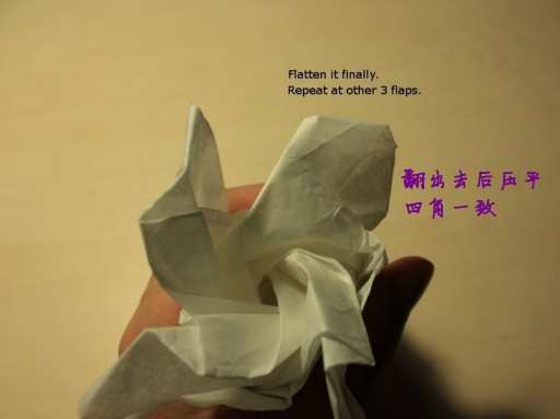 各种简单的纸玫瑰的折法图解教程是折纸玫瑰花折叠操作中的一个过程
